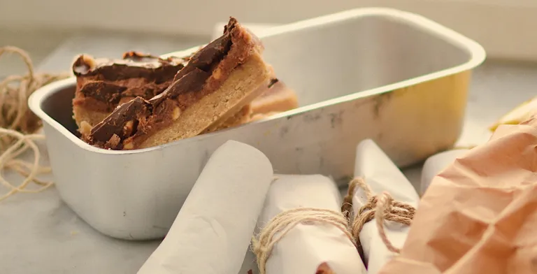 Snickersbars med jordnötter och choklad
