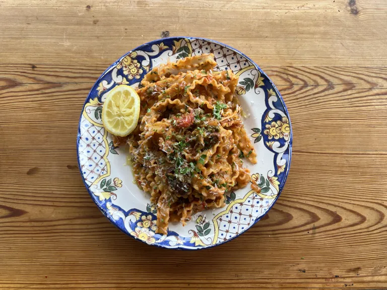 Krämig pasta puttanesca med riven parmesan
