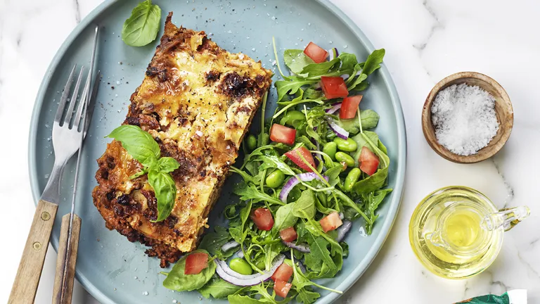 Vegansk lasagne i bit med grönsallad